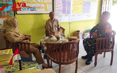 Jalin Silaturahmi, Babinsa Koramil 0827/17 Dungkek Laksanakan Komsos Dengan Guru SD