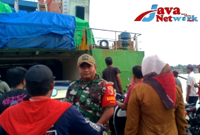 Anggota Koramil 0827/02 Serka Andik Saat Laksanakan Pengamanan Di Pelabuhan Kalianget