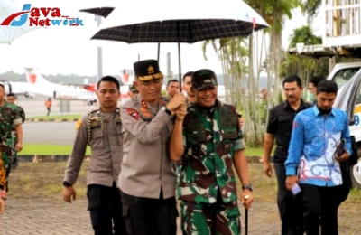 Sepayung Berdua, Inilah Keakraban Panglima TNI dan Kapolda Kalimantan Timur
