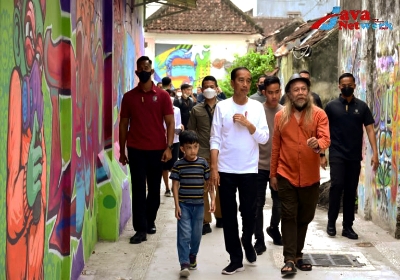 Presiden Jokowi didampingi Wali Kota Surakarta Gibran Rakabuming Raka mengunjungi Mas Don Art Center di Kecamatan Serengan, Kota Surakarta.