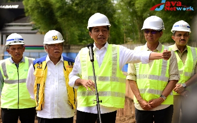 Presiden Jokowi meninjau progres pembangunan sodetan Kali Ciliwung ke KBT, Jakarta, Selasa (24/01/2023). (Foto: Humas Setkab)
