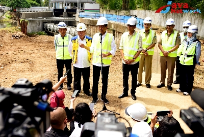 Presiden Jokowi meninjau progres pembangunan sodetan Kali Ciliwung ke KBT, Jakarta, Selasa (24/01/2023). (Foto: Humas Setkab)