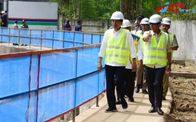 Presiden Jokowi meninjau progres pembangunan sodetan Kali Ciliwung ke KBT, Jakarta, Selasa (24/01/2023). (Foto: Humas Setkab)