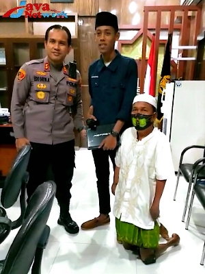 Kapolres Sumenep AKBP Edo Satya Kentriko SH SIK MH Saat Memberikan Satu Unit Laptop Kepada Penyandang Disabilitas