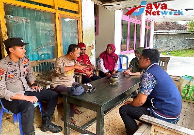 Staf Kementerian Sosial RI Didampingi Kanit Reskrim Polsek Kangayan Aiptu Santoso