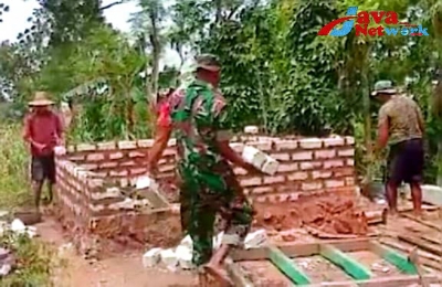 Babinsa Koramil 0827/15 Batu Putih Bantu Bangun Toko Kelontong Warga Desa Binaan