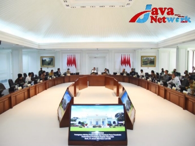 Presiden Jokowi memimpin Ratas mengenai Peningkatan Aktivitas Perekonomian dan Pariwisata Pascapencabutan PPKM, Senin (30/01/2023), di Kantor Presiden, Jakarta. (Foto: Humas Setkab)