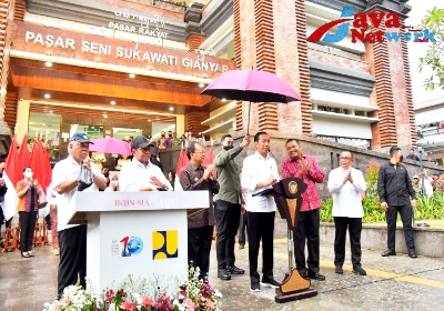 Presiden Jokowi didampingi sejumlah pejabat saat peresmian Pasar Seni Sukawati, di Gianyar, Bali, Rabu (02/01/2023). (Foto: Humas Setkab)