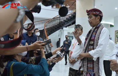 Presiden Jokowi meninjau Sentra Tenun Jembrana, di Kabupaten Jembrana, Kamis (02/02/2023). (Foto: Humas Setkab)