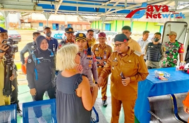 Bupati Sumenep Ra Achmad Fauzi SH MH Saat Menemui 2 WN Finlandia Di Pelabuhan Kalianget Beberapa Waktu Lalu