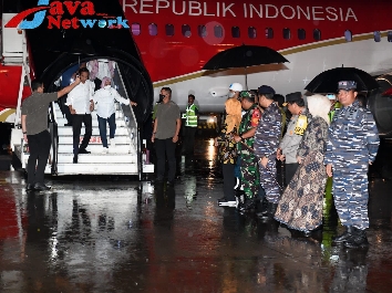 Ketibaan Presiden Jokowi dan Ibu Iriana Joko Widodo tiba di Bandar Udara Internasional Juanda, Sidoarjo, Jawa Timur, Senin (06/02/2023). (Foto: BPMI Setpres)