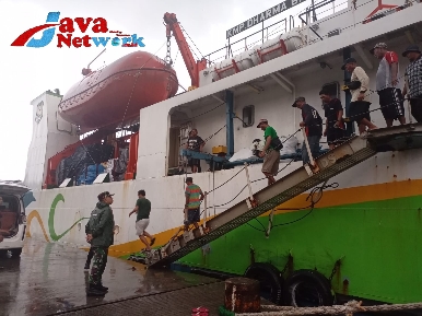 Babinsa Koramil 0827/02 Kalianget Laksanakan Pengamanan Penumpang KM DBS III