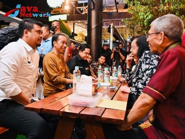 Presiden Jokowi dan Ibu Iriana Joko Widodo menikmati durian bersama sejumlah pemred media nasional dan media lokal Sumatra Utara, Rabu (08/02/2023) malam. (Foto: BPMI Setpres)