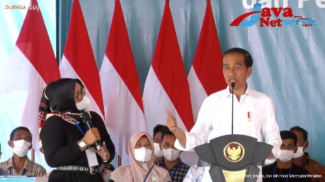 Presiden Jokowi menyerahkan KUR 2023 dan Peluncuran Kartu Tani Digital, Jumat (10/02/2023), di Halaman PT. Pupuk Iskandar Muda, Kabupaten Aceh Utara.(Foto: Tangkapan Layar YouTube Sekretariat Presiden)