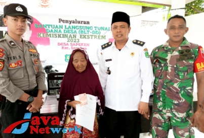 Pastikan Warganya Merasa Aman, Babinsa Koramil 0827/19 Sapeken Dampingi Pembagian BLT DD