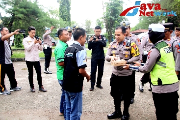 Kapolres Sumenep Didampingi PJU Polres Sumenep Saat Menggelar Jumat Curhat Bersama Sopir Bus