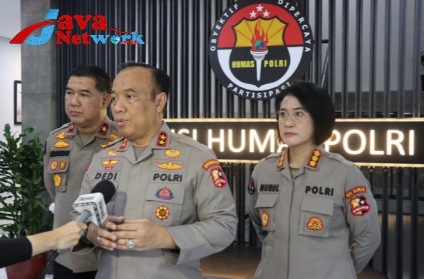 Kadivhumas Mabes Polri Irjen Pol Dedi Prasetyo Didampingi Karo Penmas dan Kabag Penum Divhumas Polri