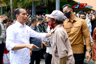 Presiden Jokowi Saat Mendatangi Pasar Wonokromo Surabaya