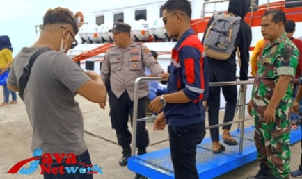 Serka Sugeng dan Koptu Totok Koramil 0827/02 Kalianget Saat Pantau Pemberangkatan Kapal Expres Bahari 9 C