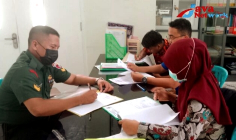 Sertu Masturi Babinsa Koramil 0827/09 Pragaan Saat Komsos di Desa Binaan