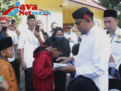 Bupati Sumenep Ra Achmad Fauzi SH MH Saat Memberikan Santunan Kepada Anak Yatim Di Sela-sela Festival Anak Yatim
