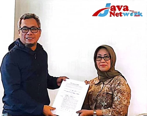 Ketum Dewan Pers Saat Menyerahkan Perpers Media