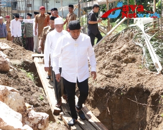 Bupati Ra Fauzi Lakukan Peletakan Pertama Renovasi Masjid Al-Ishlah Tanah Merah Saronggi