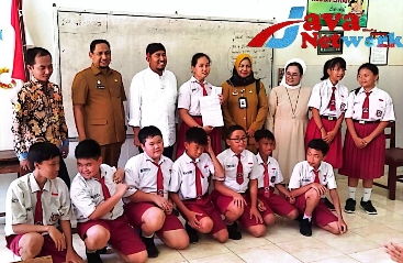 Bupati Sumenep Ra Achmad Fauzi SH MH Foto Bersama Siswa-Siswi SDK Sang Timur