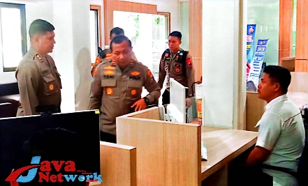 Kapolda Jatim Kunjungi Ruang SPKT, Motivasi Kinerja Personel