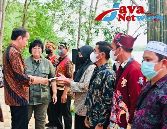 Serahkan SK Hutan Sosial dan TORA, Presiden Jokowi : Manfaatkan untuk Kesejahteraan