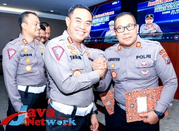 Dirlantas Polda Jatim Kombes Pol. Taslim Chairuddin, S.I.K.,M.H Saat Menyerahkan Piagam Penghargaan Kepada Kasatlantas Polres Sumenep AKP Alimuddin Nasution, S.H