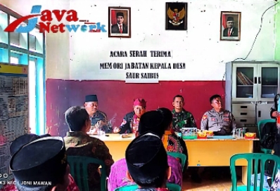 Batuud Koramil Sapeken Pelda Sugiyono Saat Menghadiri Serah Terima Jabatan Kepala Desa Saor Saebus Sapeken