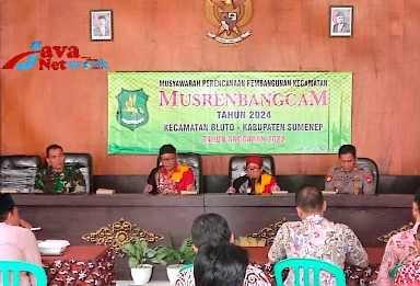 Danramil 0827/4 Kapten Inf Handi Tri Pranowo Saat Menghadiri Acara Musrembang Di Kantor Kecamatan Bluto