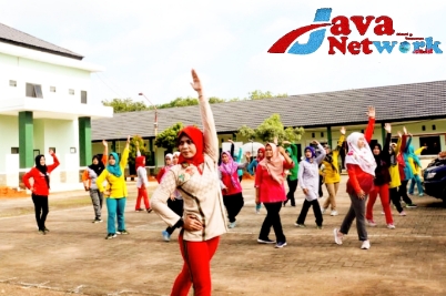 Jumat Sehat, Persit KCK Cabang XLVI Kodim 0827/Sumenep Menggelar Olah Raga Senam Aerobik Bersama Dengan Pengurus Dan Anggota