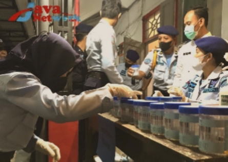 Petugas BNNK Sumenep Saat Menggelar Tes Urin Terhadap WBP Dan Petugas Rutan