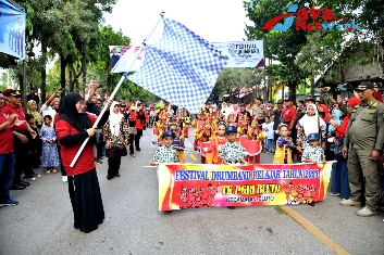 Wabup Sumenep Hj Dewi Khalifah SH MH MMPD Saat Melepas Festival Drumband Pelajar Tahun 2023