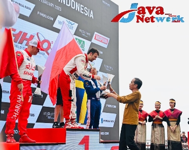 Presiden Jokowi menyerahkan trofi F1H2O kepada pemenang, Minggu (26/02/2023), di Danau Toba, Sumut. (Foto: BPMI Setpres)