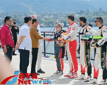 Presiden Jokowi menemui para pembalap F1H20, Minggu (26/02/2023). (Foto: BPMI Setpres/Laily Rachev)