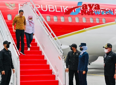 Presiden Jokowi dan Ibu Iriana Saat Tiba Di Pelabuhan Udara Sumut