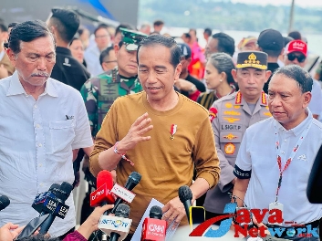 Presiden Jokowi memberikan keterangan pers usai menyaksikan F! Powerboat, di Danau Toba, Sumut, Minggu (26/02/2023). (Foto: BPMI Setpres)