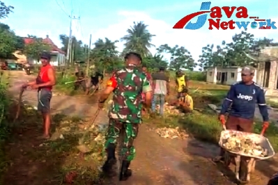 Kopka Jon Efendi Saat Bergotong-royong Bersihkan Jalan