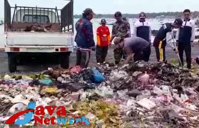 Babinsa Koramil 0827/22 Masalembu Bersama Dengan Masyarakat Gotong Royong Bersihkan Sampah