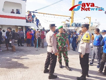 Dandim Sumenep Letkol Czi Donny Pramudya Mahardi SE M.SI saat Melepas Bantuan Sembako Pemkab Menuju Masalembu