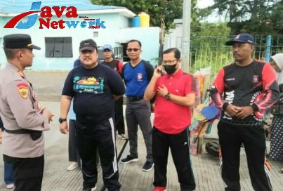 Kadis Sosial P3A Kabupaten Sumenep Saat Memantau Pemberangkatan Warga Dan Sembako Ke Pulau Masalembu 
