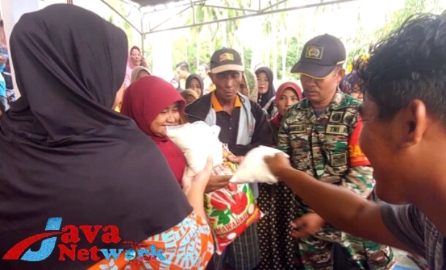 Babinsa Bantu Distribusikan Sembako Secara Massal Kepada Warga Terdampak Krisis Pangan di Masalembu