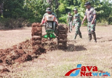 Babinsa Koramil 0827/02 Kalianget Bantu Siapkan Lahan Tanaman Jagung