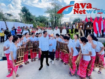 Tiba di Kolam Retensi Andir, Presiden Disuguhi Kesenian Dodombaan