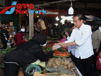 Presiden Jokowi Cek Harga Kebutuhan Pokok di Pasar Baleendah
