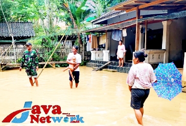 Akibat Curah Hujan Yang Tinggi, Babinsa Koramil 0827/16 Gapura Bersama Warga Siaga Banjir di Desa Poja