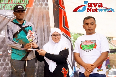 Wakil Bupati Sumenep dan Dandim 0827/Sumenep Saat Berikan Hadiah Kepada Juara Kejurda Motorcross Bertajuk Masa Kejayaan Sumenep 2023